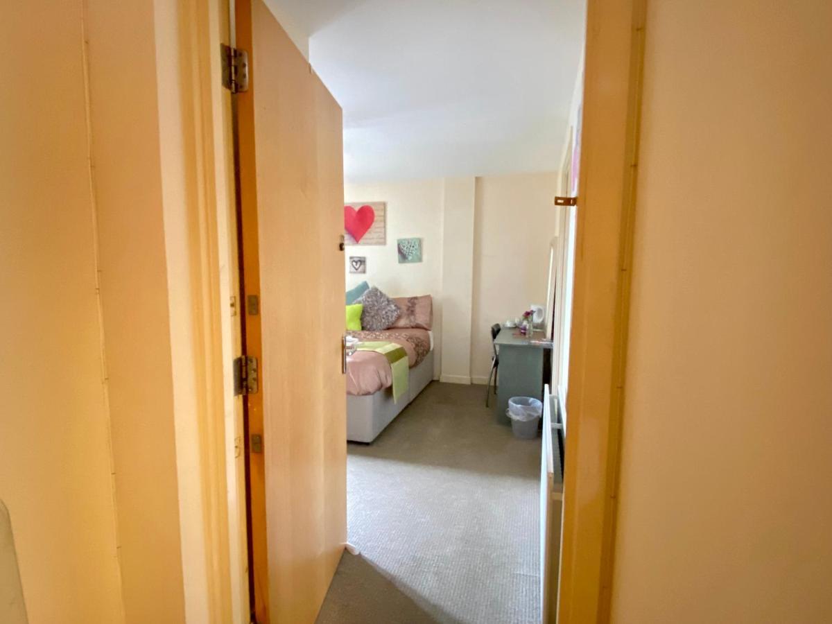 Lovely Double Room With Private Bathroom And Double Room With Shared Toilet & Parking Free Единбург Екстер'єр фото